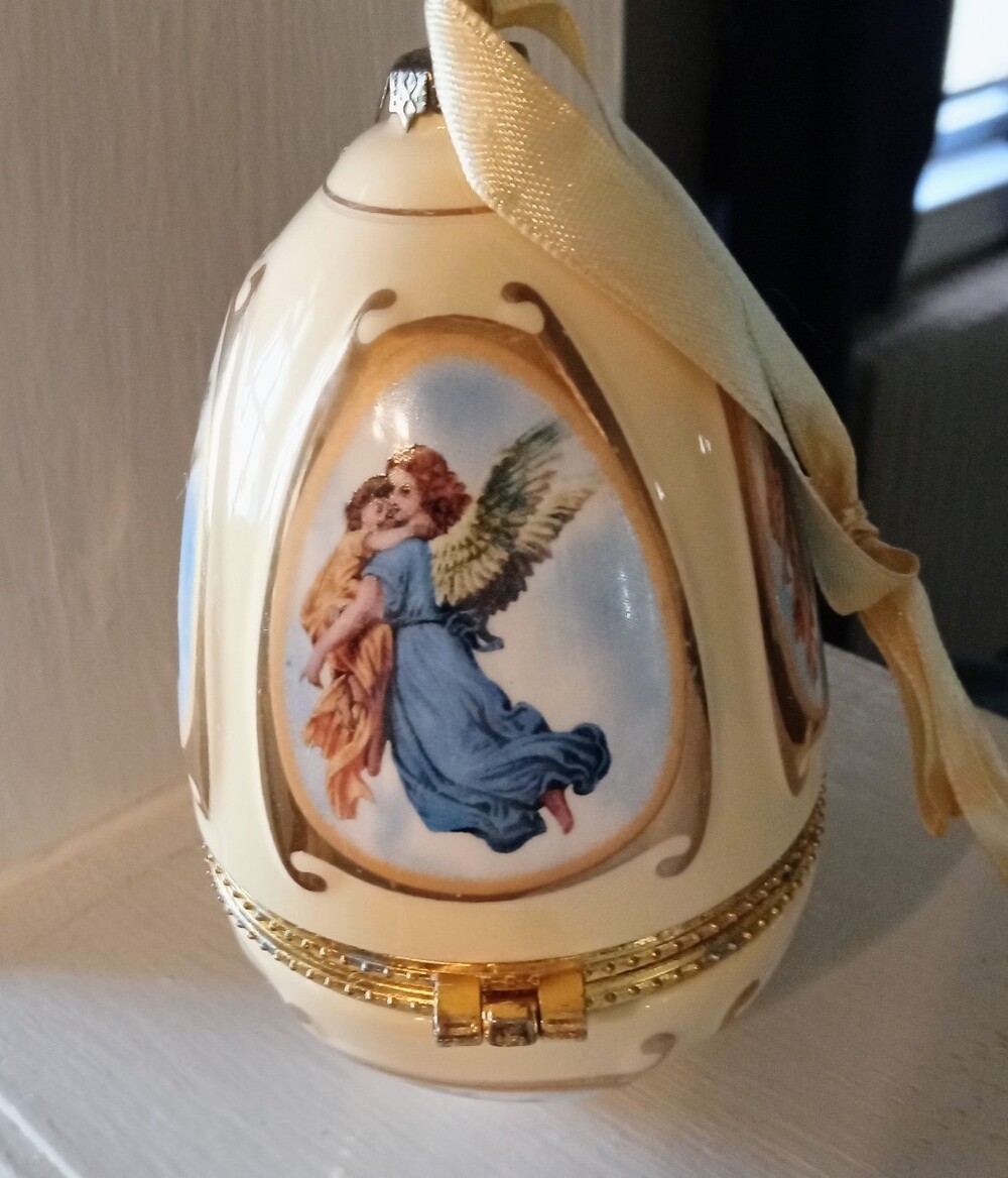 Mr Christmas Porcelain Music/Trinket Hanging Egg When Opened Plays Melody Hinged
